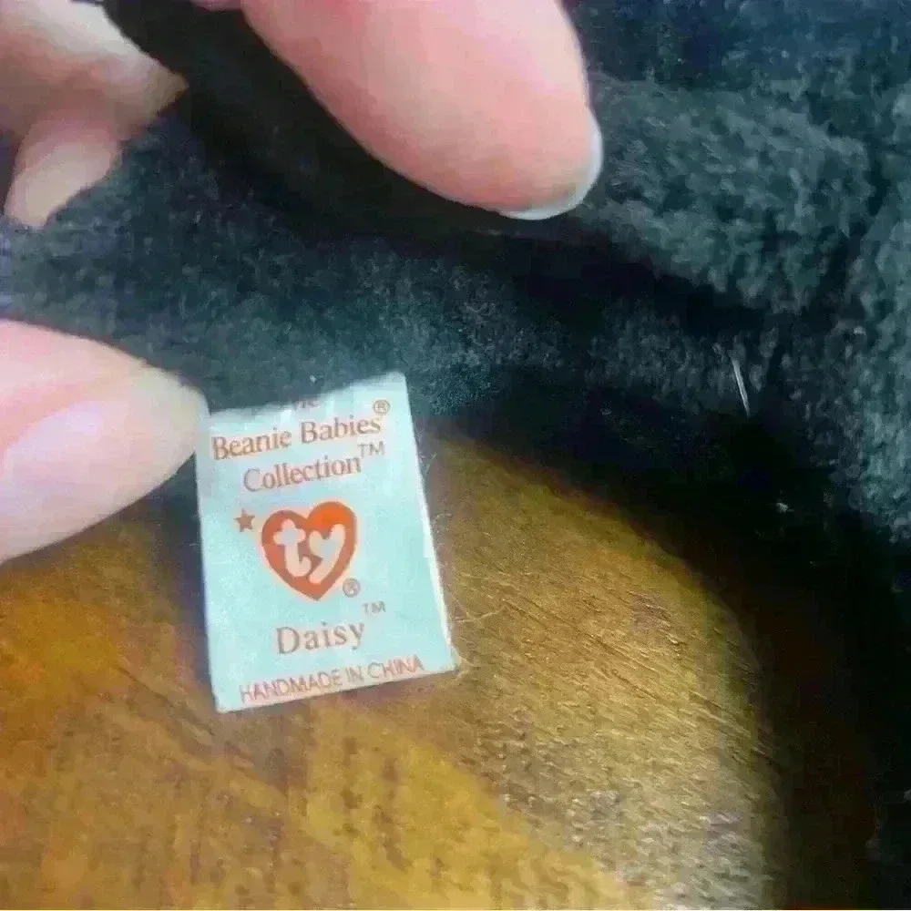 RARE Ty Daisy The Cow Beanie Baby, Errors on ear and tush tag, fiber and pellets